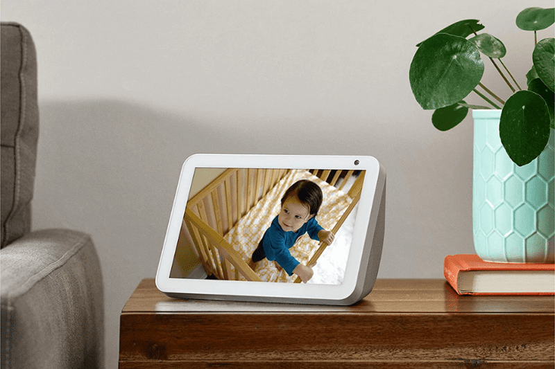 Ein Baby ist auf dem Amazon Echo Show Gerät zu sehen